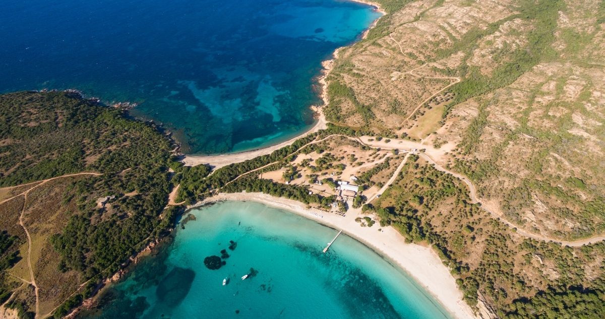 La Corse n’est pas qu’une île de plages de carte postale, c’est un terrain de jeu XXL pour les amoureux de sentiers, de sommets et de criques secrètes. Ici, chaque randonnée en Corse raconte une histoire : celle d’un lac glaciaire niché entre deux falaises, d’un sentier côtier oublié des routes, d’une cascade cachée au cœur d’une forêt de pins ou d’un village que l’on ne rejoint qu’à pied. Des lacs de montagne de la Restonica aux falaises blanches de Bonifacio, du désert des Agriates aux aiguilles de Bavella, vous passez en quelques heures de la mer turquoise aux crêtes minérales, avec toujours le maquis, les parfums de myrte et le chant des cigales en bande-son.
