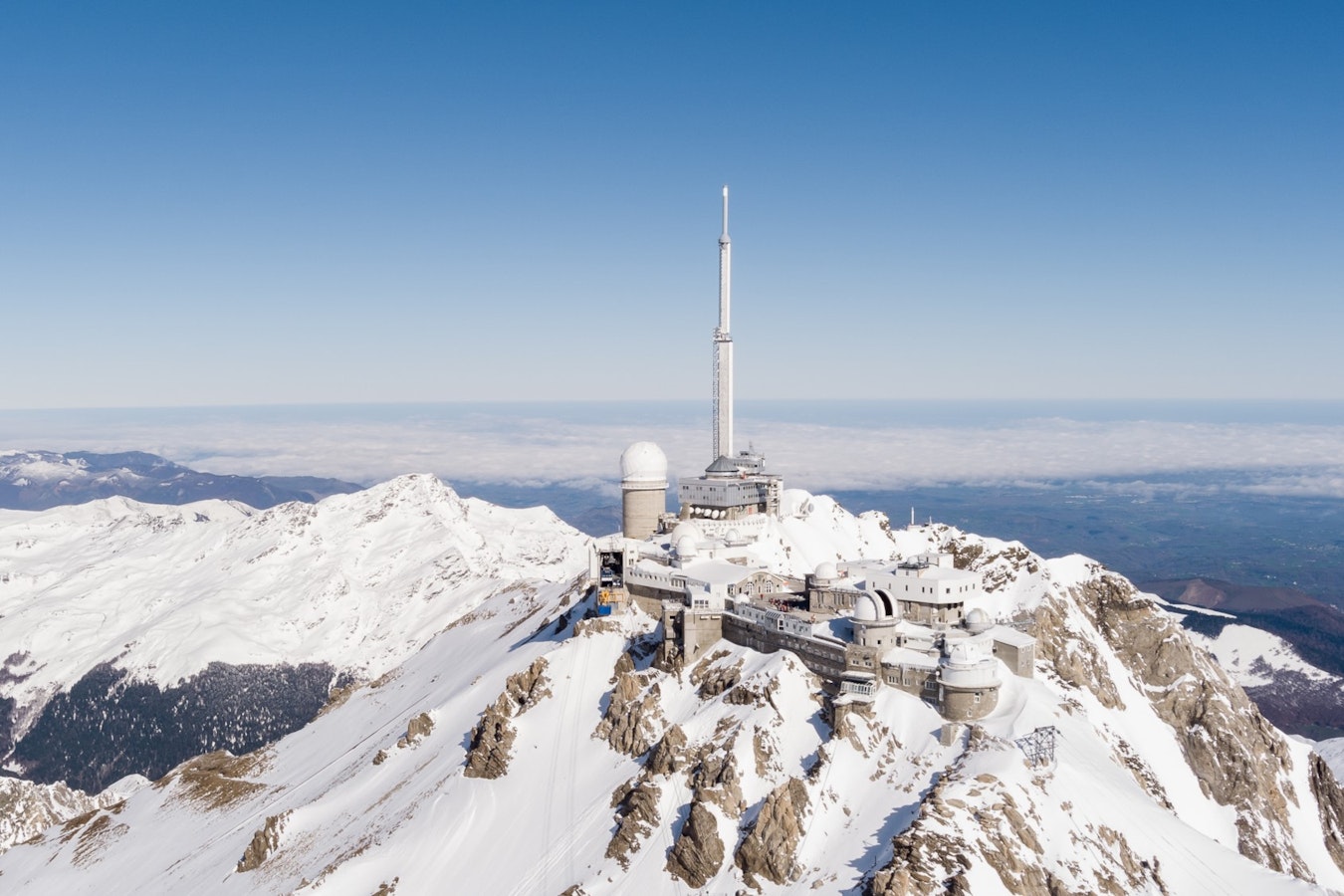 La randonnée à la montagne d’Occitanie se décline en une mosaïque de sommets, de crêtes et de plateaux, entre Pyrénées, Cévennes et massifs de moyenne altitude, avec des panoramas qui oscillent entre lacs d’altitude, vallées suspendues et gorges spectaculaires. Des Hautes‑Pyrénées à l’Hérault, chaque massif a son caractère, ses ambiances et ses villages de départ, ce qui fait de la randonnée en montagne en Occitanie un terrain de jeu idéal pour varier les plaisirs au fil des saisons. 1. Pic du Midi de Bigorre – Bagnères‑de‑Bigorre (65200) Le Pic du Midi de Bigorre domine la haute vallée de l’Adour au‑dessus de Bagnères‑de‑Bigorre, avec son observatoire accroché à 2 877 m et sa vue à couper le souffle sur la chaîne des Pyrénées. Randonnée à la montagne du Pic du Midi de Bigorre La randonnée à la montagne du Pic du Midi de Bigorre commence souvent dans les estives, là où les prairies d’altitude succèdent progressivement aux forêts de hêtres, avec les sonnailles des troupeaux pour bande‑son. Au fur et à mesure de l’ascension, les lacs et les crêtes de la haute vallée de l’Adour se dévoilent, et la randonnée en montagne en Occitanie prend une dimension franchement panoramique, surtout lorsque le massif du Néouvielle ou le Vignemale se dessinent à l’horizon. Sur la dernière portion, la silhouette de l’observatoire devient un véritable phare accroché au sommet, et chaque virage apporte ce petit frisson supplémentaire qui donne envie d’atteindre la terrasse pour savourer le spectacle. Parcours, durées et conseils – Pic du Midi de Bigorre Autour du Pic du Midi de Bigorre, plusieurs options s’offrent à vous : montée intégrale à pied depuis le col du Tourmalet pour une belle journée sportive, ou utilisation partielle du téléphérique pour une rando plus courte avec grande vue à la clé. Les itinéraires classiques demandent en général entre 4 h et 6 h de marche aller‑retour selon le départ choisi et votre rythme, avec un dénivelé conséquent qui réserve la sortie à des randonneurs un minimum entraînés. Prévoyez de bons vêtements coupe‑vent (le sommet sait rester frais, même l’été), suffisamment d’eau, et gardez un œil sur la météo, qui peut évoluer rapidement en haute montagne. Accès, services et meilleure période – Pic du Midi de Bigorre Pour accéder au Pic du Midi de Bigorre, vous pouvez rejoindre Bagnères‑de‑Bigorre puis le col du Tourmalet en voiture ou en bus saisonnier, avant de partir à pied ou de prendre le téléphérique depuis La Mongie. Bars, restaurants, hébergements et commerces se trouvent en nombre à Bagnères‑de‑Bigorre et dans la station, ce qui facilite l’organisation de votre randonnée en montagne en Occitanie sur plusieurs jours. La période la plus agréable pour randonner va de fin juin à début octobre, lorsque les sentiers sont dégagés de neige et que les panoramas portent au loin. 2. Canigou – Prades (66500) Le Canigou se dresse au‑dessus de la plaine du Roussillon, non loin de Prades, comme une montagne emblématique des Pyrénées‑Orientales et de la culture catalane. Randonnée à la montagne du Canigou La randonnée à la montagne du Canigou débute souvent dans des forêts de hêtres et de pins, où les sentiers s’élèvent en lacets sous une voûte végétale qui filtre la lumière du matin. Peu à peu, les arbres cèdent la place aux pelouses d’altitude et aux pierriers, et la randonnée en montagne en Occitanie révèle ici son versant le plus minéral, avec des vues qui se déploient sur la Méditerranée d’un côté et sur la chaîne pyrénéenne de l’autre. L’arrivée au sommet, marquée par la grande croix, offre un tour d’horizon spectaculaire qui récompense largement les efforts consentis dans les derniers mètres. Parcours, durées et conseils – Canigou Plusieurs itinéraires mènent au Canigou : depuis le refuge des Cortalets, l’ascension est plus accessible (souvent réalisée en 5 h à 7 h aller‑retour), tandis que des variantes plus longues et plus sauvages partent des villages ou vallées voisines. Les dénivelés restent importants et le terrain parfois caillouteux, ce qui demande un bon équipement (chaussures de rando montantes, bâtons, vêtements chauds) et une certaine habitude de la marche en montagne. Préparez bien votre itinéraire, vérifiez l’ouverture des pistes d’accès au refuge et évitez les périodes de neige ou de canicule pour profiter pleinement. Accès, services et meilleure période – Canigou L’accès au Canigou se fait principalement en voiture ou en navettes 4x4 vers certains points de départ (comme les Cortalets), en partant de Prades et des villages de la vallée. Prades et les bourgs alentours proposent hébergements, restaurants, commerces et offices de tourisme pour vous aider à préparer votre sortie. La meilleure période pour une randonnée en montagne en Occitanie sur ce sommet s’étend de fin juin à fin septembre, avec une préférence pour les matinées claires avant les orages d’été. 3. Mont Aigoual – Valleraugue (30570) Le Mont Aigoual, à la frontière entre Gard et Lozère, domine les Cévennes depuis ses 1 565 m, non loin de Valleraugue, avec une vue circulaire impressionnante par temps dégagé. Randonnée à la montagne du Mont Aigoual La randonnée à la montagne du Mont Aigoual commence souvent sur de belles pistes forestières qui serpentent entre hêtres, sapins et pins, avec des clairières qui laissent déjà entrevoir de beaux panoramas. Au fil de la montée, la forêt se fait plus clairsemée, les crêtes se dévoilent et la randonnée en montagne en Occitanie prend ici un parfum de grande traversée cévenole, avec des lignes de crêtes qui invitent à avancer toujours un peu plus loin. L’arrivée au sommet, près de l’observatoire météo, ouvre la vue sur les Cévennes, les Causses, parfois jusqu’à la Méditerranée et même aux Alpes par grand beau temps. Parcours, durées et conseils – Mont Aigoual Autour du Mont Aigoual, plusieurs boucles existent : montée depuis Valleraugue par l’historique sentier des 4 000 marches, circuits plus doux depuis l’Espérou ou d’autres cols, grandes traversées intégrant le GR® des Cévennes. Selon votre choix, comptez entre 4 h et 7 h de marche, avec des dénivelés significatifs si vous partez de bas en vallée. Le sommet étant connu pour ses conditions météo parfois rudes (vent, brouillard, pluie), emportez des vêtements adaptés, même en plein été, et gardez une marge de sécurité dans votre planning. Accès, services et meilleure période – Mont Aigoual L’accès routier se fait depuis Valleraugue, l’Espérou ou d’autres villages cévenols, avec des parkings situés à proximité des départs de sentiers et de la route sommitale. Bars, restaurants, gîtes et campings se trouvent dans les vallées et sur les plateaux, ce qui permet d’envisager un petit séjour dédié à la randonnée en montagne en Occitanie dans ce secteur. La période idéale s’étend de mai à octobre, en évitant les épisodes cévenols et en profitant des belles journées de fin de printemps ou de début d’automne. 4. Mont Lozère – Le Pont‑de‑Montvert (48220) Le Mont Lozère, plus haut massif des Cévennes, domine le Pont‑de‑Montvert et les vallées voisines avec ses grands plateaux granitiques et ses drailles historiques. Randonnée à la montagne du Mont Lozère La randonnée à la montagne du Mont Lozère commence par des sentiers qui traversent des forêts claires de hêtres et de pins avant de déboucher sur les vastes pelouses d’altitude. À mesure que vous gagnez les crêtes, les rochers granitiques, les blocs erratiques et les chemins anciens bordés de murets racontent une autre facette de la randonnée en montagne en Occitanie, plus pastorale et minérale. Une fois sur les sommets, la vue se déploie sur les Cévennes, l’Aubrac et parfois jusqu’aux Alpes, avec ce sentiment de marcher sur un véritable toit de moyenne montagne. Parcours, durées et conseils – Mont Lozère Autour du Mont Lozère, des boucles de 3 h à 6 h permettent de rejoindre le sommet de Finiels, de longer les crêtes ou de redescendre vers les vallées, en combinant parfois des tronçons de GR® (comme le Stevenson). Les dénivelés sont modérés mais les distances peuvent s’allonger, surtout si vous choisissez les grandes boucles. Pensez à la météo (orages d’été, brouillard possible sur les crêtes), à l’eau (peu de points de ravitaillement en altitude) et à un bon repérage des balisages avant de partir. Accès, services et meilleure période – Mont Lozère Le Pont‑de‑Montvert et les villages voisins servent de points de départ pratiques, accessibles en voiture et parfois en bus selon la saison. Vous y trouverez hébergements, commerces, cafés et restaurants pour préparer ou prolonger votre sortie. La meilleure période pour une randonnée en montagne en Occitanie sur le Mont Lozère se situe entre mai et octobre, avec un charme particulier au printemps et à l’automne lorsque les couleurs sont les plus contrastées. 5. Caroux – Mons‑la‑Trivalle (34390) Le Caroux, surnommé parfois la “montagne de lumière”, surplombe la vallée de l’Orb et Mons‑la‑Trivalle avec ses falaises, ses gorges et ses plateaux rocheux typiques du Haut‑Languedoc. Randonnée à la montagne du Caroux La randonnée à la montagne du Caroux commence généralement au pied des gorges d’Héric ou de Colombières, là où les premiers lacets grimpent entre chênes verts, châtaigniers et rochers sculptés. Très vite, les points de vue s’ouvrent sur la vallée de l’Orb, les falaises et les gorges, donnant à la randonnée en montagne en Occitanie une atmosphère de balcon sauvage entre rocs et maquis. Une fois le plateau atteint, le paysage s’adoucit un peu, alternant landes, chaos rocheux et petites vasques d’eau claire idéales pour une pause fraîcheur. Parcours, durées et conseils – Caroux Les itinéraires varient de la petite boucle familiale dans les gorges d’Héric à la grande traversée du massif, avec 4 h à 7 h de marche et des dénivelés parfois costauds. Certains sentiers présentent des passages un peu raides ou caillouteux, voire de légers ressentis de vertige sur les bords de falaises, ce qui incite à choisir un parcours adapté à votre niveau. Chaussures de randonnée avec bonne accroche, eau en quantité (secteur chaud dès le printemps) et carte ou trace fiable sont vivement recommandées pour profiter pleinement. Accès, services et meilleure période – Caroux Mons‑la‑Trivalle et les villages voisins (Colombières, Olargues) sont accessibles en voiture depuis Béziers ou Bédarieux, avec parkings, bars, restaurants et quelques commerces. En été, des activités comme la baignade dans l’Orb, le canoë ou la via‑ferrata complètent très bien une journée de randonnée en montagne en Occitanie dans ce massif. Les saisons les plus agréables restent le printemps et l’automne, lorsque les températures sont plus douces et la fréquentation un peu moins forte. 6. Pic Saint‑Loup – Cazevieille (34270) Le Pic Saint‑Loup se dresse comme un vaisseau de calcaire au‑dessus de Cazevieille, non loin de Montpellier, avec une crête effilée et un panorama spectaculaire sur la garrigue et la Méditerranée. Randonnée à la montagne du Pic Saint‑Loup La randonnée à la montagne du Pic Saint‑Loup commence par un sentier pierreux qui s’élève au milieu des chênes verts, des buis et des senteurs de garrigue, entre thym, romarin et cistes. Plus vous montez, plus la vue se dégage sur les vignobles et les collines alentours, jusqu’à ce que la randonnée en montagne en Occitanie vous amène presque au bord de la falaise, avec le village de Cazevieille tout petit en contrebas. Au sommet, la chapelle et la croix marquent le point final de l’ascension, et le regard file jusqu’aux Cévennes d’un côté et, par temps clair, jusqu’à la mer de l’autre. Parcours, durées et conseils – Pic Saint‑Loup L’itinéraire classique depuis Cazevieille propose une boucle de 2 h 30 à 3 h 30 de marche, avec un dénivelé d’environ 400 m et quelques passages caillouteux qui demandent une bonne stabilité. D’autres variantes plus longues existent, en combinant le Pic Saint‑Loup avec l’Hortus voisin ou des sentiers de garrigue, pour porter la sortie à 4 h ou davantage. Prévoyez de bonnes chaussures (rochers abrasifs), de l’eau en quantité (secteur très chaud l’été) et, si possible, une arrivée tôt le matin ou en fin de journée pour éviter les fortes chaleurs. Accès, services et meilleure période – Pic Saint‑Loup L’accès en voiture se fait facilement depuis Montpellier vers Cazevieille ou les villages voisins, où des parkings balisés accueillent les randonneurs. Bars, caves, restaurants et petits commerces se situent dans les villages viticoles du Grand Pic Saint‑Loup, parfaits pour prolonger la sortie par une dégustation ou un repas. La meilleure période pour une randonnée en montagne en Occitanie sur le Pic Saint‑Loup s’étend du printemps à l’automne, en évitant les après‑midi caniculaires de juillet‑août. 7. Monts de Lacaune – Lacaune (81230) Les Monts de Lacaune entourent la ville de Lacaune dans le Tarn, avec leurs forêts, leurs crêtes arrondies et leurs lacs, pour une ambiance de moyenne montagne très dépaysante. Randonnée à la montagne des Monts de Lacaune La randonnée à la montagne des Monts de Lacaune débute souvent dans une forêt de sapins et de hêtres où la lumière filtre doucement entre les troncs. Petit à petit, les chemins gagnent les crêtes ou les abords des lacs de montagne, donnant à la randonnée en montagne en Occitanie une tonalité plus douce, faite de vallons, de clairières et de points de vue sur les plateaux environnants. Par endroits, des statues, des menhirs ou des curiosités locales jalonnent le parcours, ajoutant une petite touche de surprise au fil de la marche. Parcours, durées et conseils – Monts de Lacaune Les itinéraires vont de la boucle familiale de 2 h autour d’un lac ou d’un hameau jusqu’à de grandes randonnées de 5 h à 7 h qui enchaînent cols, sommets arrondis et pistes forestières. Les dénivelés restent raisonnables, mais les distances et la météo (brouillard, vent, humidité) peuvent rallonger la sensation d’effort, surtout en automne et en hiver. Une bonne carte, un coupe‑vent, des chaussures adaptées aux chemins parfois boueux et de quoi grignoter sont de précieux alliés pour profiter sereinement de ces reliefs. Accès, services et meilleure période – Monts de Lacaune Lacaune est accessible en voiture depuis Castres, Albi ou Béziers, avec un réseau de routes de montagne mais bien entretenues. Sur place, vous trouverez hébergements, restaurants, commerces et même des spécialités locales (charcuteries, produits fermiers) pour récompenser vos efforts après la randonnée en montagne en Occitanie. Le printemps, l’été et le début d’automne sont les périodes les plus agréables, mais les journées d’hiver claires peuvent aussi offrir de très belles ambiances. 8. Roc d’Anglars et gorges de l’Aveyron – Saint‑Antonin‑Noble‑Val (82140) Le Roc d’Anglars domine Saint‑Antonin‑Noble‑Val dans le Tarn‑et‑Garonne, avec une falaise spectaculaire qui surplombe les gorges de l’Aveyron. Randonnée à la montagne du Roc d’Anglars La randonnée à la montagne du Roc d’Anglars commence par des sentiers qui quittent les ruelles médiévales de Saint‑Antonin‑Noble‑Val pour gagner rapidement des chemins en balcon au‑dessus des gorges. Très vite, la randonnée en montagne en Occitanie prend ici des airs de balcon aérien, avec la rivière en contrebas, les falaises en face et les toits de la cité médiévale qui s’éloignent derrière vous. En atteignant les belvédères du Roc d’Anglars, la vue panoramique sur les méandres de l’Aveyron et sur le village donne une belle sensation de “waouh” bien méritée. Parcours, durées et conseils – Roc d’Anglars Plusieurs boucles existent autour du Roc d’Anglars, allant de 2 h 30 à 4 h de marche, avec des dénivelés modérés mais quelques portions plus raides ou caillouteuses. Certains itinéraires longent le bord de falaise (en restant sur sentier sécurisé), ce qui nécessite de rester attentif, surtout si vous randonnez avec des enfants. Prévoyez des chaussures avec bonne adhérence, de l’eau (la chaleur peut monter dans les gorges) et, si possible, un départ en matinée pour profiter de la lumière sans trop de chaleur. Accès, services et meilleure période – Roc d’Anglars Saint‑Antonin‑Noble‑Val se rejoint en voiture depuis Montauban, Gaillac ou Albi, avec un stationnement possible près du centre historique. Le village regorge de cafés, restaurants, commerces, loueurs de canoë et de petites boutiques, ce qui en fait une base idéale pour combiner randonnée en montagne en Occitanie et activités de pleine nature. Le printemps et l’automne offrent les conditions les plus agréables, mais les matinées d’été restent très plaisantes si vous partez tôt. 9. Mont Valier – Seix (09140) Le Mont Valier veille sur la vallée du Salat et le village de Seix, en Ariège, avec son sommet à 2 838 m et ses vallons sauvages. Randonnée à la montagne du Mont Valier La randonnée à la montagne du Mont Valier démarre souvent dans de vastes forêts de sapins et de hêtres où l’eau des torrents accompagne chaque pas. Progressivement, la randonnée en montagne en Occitanie prend un caractère plus alpin : estives, pierriers, lacs d’altitude et vues de plus en plus dégagées sur les crêtes frontalières. Selon l’itinéraire choisi, vous atteignez soit les abords du refuge, soit le sommet lui‑même, avec une vue impressionnante sur les sommets ariégeois et, par temps clair, sur le versant espagnol. Parcours, durées et conseils – Mont Valier Les parcours autour du Mont Valier s’adressent plutôt à des randonneurs expérimentés : longues journées de 6 h à 9 h de marche, forts dénivelés, passages parfois techniques ou sur terrain instable. Des variantes existent pour limiter la difficulté (jusqu’au refuge par exemple), mais le massif reste clairement dans la catégorie “montagne engagée”. Un équipement complet (chaussures solides, vêtements chauds, carte ou trace GPS, trousse de secours, réserve d’eau et de nourriture) est indispensable pour envisager ce type de sortie en sécurité. Accès, services et meilleure période – Mont Valier Seix et les villages voisins servent de portes d’entrée vers le massif, accessibles en voiture et, selon les saisons, par quelques lignes de bus depuis Saint‑Girons. Hébergements, gîtes, campings et commerces se trouvent en vallée, ce qui permet d’organiser une petite escapade de plusieurs jours consacrée à la randonnée en montagne en Occitanie dans ce coin d’Ariège. La période la plus favorable s’étend globalement de fin juin à fin septembre, en tenant compte de l’enneigement et des conditions de haute montagne. 10. Carlit et lacs des Bouillouses – Angoustrine‑Villeneuve‑des‑Escaldes (66760) Le Carlit domine le plateau de Cerdagne et le lac des Bouillouses près d’Angoustrine‑Villeneuve‑des‑Escaldes, dans les Pyrénées‑Orientales, avec une constellation de lacs d’altitude tout autour. Randonnée à la montagne du Carlit et lacs des Bouillouses La randonnée à la montagne du Carlit et lacs des Bouillouses débute généralement au bord du grand lac, là où les premiers sentiers se faufilent entre pins à crochets, rochers et tourbières. Rapidement, la randonnée en montagne en Occitanie prend ici un ton très minéral et aquatique, en enchaînant les petits lacs d’altitude aux couleurs changeantes, encadrés par des crêtes et des pentes pierreuses. L’ascension jusqu’au sommet du Carlit récompense l’effort par un panorama impressionnant sur la Cerdagne, le Capcir et une multitude de lacs scintillants. Parcours, durées et conseils – Carlit et lacs des Bouillouses Plusieurs boucles de difficulté variable existent : tour des lacs (itinéraire familial ou de niveau intermédiaire en 3 h à 5 h) et ascension du Carlit pour randonneurs aguerris, souvent sur 6 h à 8 h de marche avec fort dénivelé et passages rocheux. Les sentiers peuvent être très fréquentés en plein été, surtout sur la partie lacs, ce qui peut rallonger les temps de passage. Prévoyez un départ matinal, des chaussures solides, un coupe‑vent et une bonne marge météo, car les orages d’altitude ne plaisantent pas. Accès, services et meilleure période – Carlit et lacs des Bouillouses L’accès au site des Bouillouses se fait par navettes réglementées en saison ou par routes d’altitude selon les périodes, avec parkings et zone d’accueil organisés. Hôtels, refuges, gîtes et restaurants se trouvent dans la vallée (Font‑Romeu, Mont‑Louis, Angoustrine, etc.), permettant de combiner plusieurs jours de randonnée en montagne en Occitanie dans ce secteur. La meilleure période va de fin juin à fin septembre, avec des conditions optimales pour les lacs et l’ascension du Carlit en plein été, à condition de surveiller la météo. Voici la suite de l’article avec les autres montagnes, pour arriver à 34 sites de randonnée en montagne en Occitanie, en conservant le même ton et la même structure que précédemment.generationvoyage+2 11. Cirque de Gavarnie – Gavarnie‑Gèdre (65120) Le Cirque de Gavarnie – Taillon / Piméné se niche au cœur des Hautes‑Pyrénées, au‑dessus du village de Gavarnie‑Gèdre, dans un amphithéâtre naturel spectaculaire classé au patrimoine mondial. Randonnée à la montagne du Cirque de Gavarnie – Taillon / Piméné La randonnée à la montagne du Cirque de Gavarnie – Taillon / Piméné commence tranquillement sur la large piste qui remonte la vallée, avec le cirque en toile de fond qui grossit à chaque pas. Petit à petit, les parois verticales, les gradins rocheux et la grande cascade se détaillent, donnant à votre randonnée en montagne en Occitanie une dimension franchement grandiose. Pour celles et ceux qui poursuivent vers le Piméné ou le Taillon, l’ambiance devient plus alpine, avec des sentiers de haute altitude et des panoramas à 360° sur les sommets frontaliers. Parcours, durées et conseils – Cirque de Gavarnie La balade classique jusqu’au pied de la grande cascade dure environ 2 h 30 à 3 h aller‑retour, sur un itinéraire accessible mais avec quelques cailloux à la fin. Des variantes plus sportives vers le plateau de Pailla, le Piméné ou les cols frontaliers demandent 5 h à 8 h de marche et un bon pied montagnard. Prévoyez chaussures adaptées, vêtements contre la fraîcheur du fond de cirque et un départ matinal pour profiter pleinement des lumières. Accès, services et meilleure période – Cirque de Gavarnie L’accès se fait en voiture ou en bus jusqu’au village de Gavarnie‑Gèdre, où se trouvent parkings, hébergements, restaurants et commerces. Sur place, tout est réuni pour organiser une randonnée en montagne en Occitanie sur une ou plusieurs journées, avec d’autres itinéraires possibles vers les vallées voisines. La meilleure période s’étend de mai à octobre, avec un pic de fréquentation en été mais aussi des conditions de sentiers optimales. 12. Réserve du Néouvielle – Saint‑Lary‑Soulan (65170) Le Néouvielle et ses lacs entourent Saint‑Lary‑Soulan et la vallée d’Aure, avec un enchevêtrement de sommets granitiques, de pins à crochets et de dizaines de lacs d’altitude. Randonnée à la montagne du Néouvielle et ses lacs La randonnée à la montagne du Néouvielle et ses lacs débute souvent au bord du lac d’Orédon ou de Cap de Long, où l’eau turquoise reflète déjà les crêtes environnantes. Au fil de la montée, la randonnée en montagne en Occitanie épouse un décor de carte postale : pins tordus par le vent, dalles granitiques chauffées par le soleil, chapelet de lacs aux multiples nuances de bleu. Chaque col franchi ouvre sur un nouveau cirque, un nouveau miroir d’eau, donnant presque envie de poser son sac à chaque tournant. Parcours, durées et conseils – Néouvielle Les circuits les plus fréquentés tournent autour des lacs d’Aumar et d’Aubert (3 h à 5 h de marche, dénivelé modéré), mais des itinéraires plus longs montent vers le Néouvielle lui‑même ou les sommets voisins (6 h à 8 h et plus, bonne expérience requise). Les sentiers peuvent être très rocheux, et l’orientation délicate en cas de brouillard, surtout hors itinéraires balisés. Pensez à partir tôt, à emporter coupe‑vent, crème solaire, eau en quantité et à respecter les zones protégées de cette réserve naturelle. Accès, services et meilleure période – Néouvielle L’accès se fait par la route d’Orédon / Cap de Long depuis Saint‑Lary‑Soulan ou Aragnouet, avec un système de régulation et de navettes en haute saison sur certains tronçons. Saint‑Lary et les villages de la vallée d’Aure offrent hébergements, commerces, restaurants et offices de tourisme pour préparer une randonnée en montagne en Occitanie sur plusieurs jours. La période idéale va de fin juin à fin septembre, lorsque la neige a fondu et que les pistes d’accès sont ouvertes. 13. Vignemale – Cauterets (65110) Le Vignemale, plus haut sommet des Pyrénées françaises, est visible depuis la région de Cauterets et la vallée de Gaube, avec ses glaciers et ses parois imposantes. Randonnée à la montagne du Vignemale La randonnée à la montagne du Vignemale commence souvent par la montée au lac de Gaube depuis le Pont d’Espagne, entre pins, cascades et belvédères sur le vallon. Ensuite, la randonnée en montagne en Occitanie se fait plus alpine : vallon des Oulettes de Gaube, refuge, glaciers suspendus et parois verticales qui dominent le décor. Même sans viser le sommet, la simple approche du pied de cette montagne suffit à donner un caractère très haute montagne à la journée. Parcours, durées et conseils – Vignemale Les itinéraires d’approche (Pont d’Espagne – lac de Gaube – Oulettes de Gaube – retour) demandent 4 h à 6 h de marche, avec un dénivelé significatif mais des sentiers bien tracés. L’ascension du Vignemale lui‑même relève de l’alpinisme et s’adresse à des pratiquants très expérimentés ou encadrés. Pour une rando “classique”, privilégiez les vallons, les lacs et les belvédères, avec un bon équipement, de l’eau, de quoi se couvrir et un repérage précis du parcours. Accès, services et meilleure période – Vignemale Cauterets et le Pont d’Espagne se rejoignent en voiture ou en navette depuis la vallée, avec parkings, hôtels, campings et commerces. La zone est très bien organisée pour accueillir les amateurs de randonnée en montagne en Occitanie, avec de nombreuses variantes possibles dans le secteur. De fin juin à fin septembre, les sentiers sont en général dégagés, mais la météo de haute montagne reste à surveiller de près. 14. Vallée du Lutour / Cauterets – La Raillère (65110) La vallée du Lutour, près de Cauterets, mène à des lacs comme Estom ou des vallons suspendus, dans un cadre très sauvage et verdoyant. Randonnée à la montagne de la Vallée du Lutour La randonnée à la montagne de la Vallée du Lutour commence à La Raillère ou au Pont d’Espagne, en suivant le cours du torrent au milieu des sous‑bois, des passerelles et des cascades. Progressivement, la randonnée en montagne en Occitanie prend ici des airs de long vallon pastoral, avec des prairies d’altitude, des troupeaux et des cabanes accueillantes. Le lac d’Estom et les vallons supérieurs offrent ensuite un décor de haute montagne feutrée, entre pelouses et parois rocheuses. Parcours, durées et conseils – Vallée du Lutour La montée au lac d’Estom se fait généralement en 2 h 30 à 3 h, pour une sortie de 4 h à 5 h aller‑retour avec un dénivelé raisonnable. Des itinéraires plus longs permettent de monter vers d’autres lacs ou cols, en prolongeant la journée pour les randonneurs plus aguerris. Chaussures imperméables, bâtons, protection contre la pluie et le soleil restent de bons alliés, surtout lorsque le temps change rapidement en montagne. Accès, services et meilleure période – Vallée du Lutour La Raillère et Cauterets sont accessibles par la route, avec parkings, navettes, hébergements et tous les services nécessaires pour organiser une randonnée en montagne en Occitanie sur plusieurs jours. De mai à octobre, la vallée offre une large palette de couleurs et d’ambiances, avec une fréquentation plus calme que certains sites emblématiques voisins. 15. Pic du Crabère – Castillon‑en‑Couserans (09800) Le Pic du Crabère domine le Couserans ariégeois près de Castillon‑en‑Couserans, avec ses étangs et ses crêtes frontalières. Randonnée à la montagne du Pic du Crabère La randonnée à la montagne du Pic du Crabère commence dans les forêts profondes de la vallée, où les sentiers montent en lacets vers les estives et les étangs. Au fil de l’ascension, la randonnée en montagne en Occitanie se fait plus minérale : pierriers, cols, crêtes, avec des vues de plus en plus ouvertes sur la chaîne des Pyrénées. L’arrivée au sommet offre un superbe point de vue sur les vallons français et espagnols, idéal pour les amateurs de grands horizons sauvages. Parcours, durées et conseils – Pic du Crabère Les itinéraires sont assez soutenus, avec souvent 1 200 m de dénivelé ou plus et des durées de 6 h à 8 h selon la boucle choisie. Les sentiers peuvent être raides, parfois humides ou glissants, surtout en début de saison ou après la pluie. Une bonne condition physique, du matériel adapté et une expérience préalable de la montagne sont vivement recommandés pour ce sommet. Accès, services et meilleure période – Pic du Crabère Castillon‑en‑Couserans et les villages de la vallée se rejoignent en voiture, avec hébergements, commerces et quelques restaurants pour préparer votre randonnée en montagne en Occitanie. De fin juin à début octobre, les conditions sont généralement bonnes, en évitant les périodes de neige ou de mauvais temps persistant. 16. Pic du Tarbésou – Ax‑les‑Thermes (09110) Le Pic du Tarbésou se situe au‑dessus d’Ax‑les‑Thermes, près des étangs de Rabassoles, dans un secteur très apprécié des randonneurs ariégeois. Randonnée à la montagne du Pic du Tarbésou et étangs de Rabassoles La randonnée à la montagne du Pic du Tarbésou commence sur des sentiers bien tracés qui gagnent rapidement les premiers points de vue sur les vallées et les étangs. Très vite, la randonnée en montagne en Occitanie prend ici la forme d’un enchaînement de lacs, de crêtes et de pelouses d’altitude, avec des panoramas “bonus” à chaque petit col franchi. Le sommet du Tarbésou offre une vue particulièrement appréciée sur les Pyrénées ariégeoises et les étangs de Rabassoles, posés comme des perles en contrebas. Parcours, durées et conseils – Pic du Tarbésou La boucle classique par les étangs et le sommet représente souvent 4 h à 5 h de marche, avec un dénivelé de 600 à 800 m selon le point de départ. Les sentiers sont globalement bien balisés, mais certains passages peuvent être raides ou un peu escarpés, notamment en bordure de crête. Prévoyez des chaussures de rando, une polaire ou un coupe‑vent (le sommet est exposé) et suffisamment d’eau pour la journée. Accès, services et meilleure période – Pic du Tarbésou L’accès se fait depuis Ax‑les‑Thermes ou les environs, en voiture jusqu’aux parkings situés près des départs de sentiers (cols, stations, etc.). Ax‑les‑Thermes offre des thermes, des hébergements, des restaurants et des commerces, ce qui permet d’associer randonnée en montagne en Occitanie et détente en fin de journée. La période la plus favorable va de juin à octobre, avec une attention particulière aux orages d’été. 17. Pic du Montcalm – Auzat (09220, Ariège) Le Pic du Montcalm domine la haute vallée de Vicdessos, au‑dessus d’Auzat, avec une ambiance de véritable haute montagne à la frontière espagnole. Randonnée à la montagne du Pic du Montcalm La randonnée à la montagne du Pic du Montcalm commence dans les sous‑bois avant de rejoindre les estives, puis les paysages minéraux caractéristiques des grands sommets ariégeois. Peu à peu, la randonnée en montagne en Occitanie gagne un décor plus austère, fait de blocs, de pierriers et de crêtes aériennes, avec des panoramas immenses sur la chaîne pyrénéenne. Parcours, durées et conseils – Pic du Montcalm L’itinéraire classique dépasse souvent 1 600 m de dénivelé positif pour 8 h à 10 h de marche, ce qui en fait une course engagée réservée aux randonneurs bien entraînés. Le terrain est raide, parfois instable, et la fatigue se fait sentir à la descente, d’où l’importance de partir très tôt, d’avoir une météo stable et un équipement complet (bâtons, vêtements chauds, frontale en cas de retard). Accès, services et meilleure période – Pic du Montcalm L’accès se fait par la route jusqu’au secteur d’Auzat et du Pla de l’Isard, où l’on trouve parkings, hébergements de vallée et commerces de base. Pour profiter pleinement de cette randonnée en montagne en Occitanie, privilégiez la période de juillet à septembre, lorsque la neige a disparu sur les parties sommitales. 18. Massif du Biros (tour du Biros) – Sentein / Castillon‑en‑Couserans (09800, Ariège) Le massif du Biros, dans le parc naturel régional des Pyrénées ariégeoises, offre un relief de moyenne et haute montagne très sauvage, marqué par son passé minier. Randonnée à la montagne du Biros La randonnée à la montagne du Biros suit souvent l’itinéraire du Tour du Biros, enchaînant cols, crêtes, cabanes pastorales et vallons suspendus. Cette randonnée en montagne en Occitanie plonge dans un univers à la fois minéral et pastoral, avec de vieux sites miniers, des troupeaux en estive et des vues profondes sur les vallées du Couserans. Parcours, durées et conseils – Tour du Biros Le GRP Tour du Biros représente environ 56 km et 3 900 m de dénivelé, à réaliser en 2 à 5 jours selon les étapes retenues. L’itinéraire, classé difficile, réclame une excellente condition physique, une bonne gestion des efforts sur plusieurs jours, et une attention particulière à l’orientation en cas de brouillard. Accès, services et meilleure période – Massif du Biros Les points de départ principaux se situent vers Sentein ou les villages de la haute vallée du Biros, accessibles en voiture depuis Saint‑Girons. Pour organiser cette randonnée en montagne en Occitanie en mode itinérant, on trouve gîtes d’étape, refuges et quelques hébergements en vallée, avec une période idéale de juin à octobre selon l’enneigement. 19. Canigou – Vernet‑les‑Bains / Prades (66500, Pyrénées‑Orientales) Le Canigou, « montagne sacrée des Catalans », domine la plaine du Roussillon et offre l’un des panoramas les plus emblématiques des Pyrénées‑Orientales. Randonnée à la montagne du Canigou La randonnée à la montagne du Canigou se déroule entre forêts, pistes pastorales et grands éboulis proches du sommet, avec parfois quelques passages un peu aériens selon les itinéraires. La randonnée en montagne en Occitanie prend ici une dimension symbolique, notamment lors des ascensions au lever de soleil, avec vue sur la Méditerranée, les Pyrénées et la plaine du Roussillon. Parcours, durées et conseils – Canigou Selon le point de départ (parking des Mariailles, refuge des Cortalets, pistes 4x4), l’ascension s’étale souvent entre 6 h et 9 h aller‑retour, avec 1 000 à 1 400 m de dénivelé. Le terrain est progressivement plus caillouteux, et certains passages peuvent impressionner les personnes sujettes au vertige ; bonnes chaussures, casque possible sur certains itinéraires et vérification des restrictions d’accès en été (risque incendie) sont vivement conseillés. Accès, services et meilleure période – Canigou Vernet‑les‑Bains, Prades et les villages voisins proposent un large choix d’hébergements, de campings et de commerces pour organiser cette randonnée en montagne en Occitanie sur un ou deux jours. La période la plus favorable va de juin à octobre, en tenant compte des éventuelles fermetures de pistes et des conditions météo parfois changeantes en altitude. 20. Carlit et plateau des lacs des Bouillouses – Angoustrine‑Villeneuve‑des‑Escaldes / Les Angles (66730, Pyrénées‑Orientales) Le massif du Carlit domine le vaste plateau lacustre des Bouillouses, un secteur emblématique des Pyrénées‑Orientales, entre pins, granit et dizaines de lacs. Randonnée à la montagne du Carlit et des lacs des Bouillouses La randonnée à la montagne du Carlit commence souvent au bord du lac des Bouillouses, avant de serpenter entre les pins à crochets, les dalles rocheuses et une multitude de petits lacs. En montant vers le sommet, la randonnée en montagne en Occitanie devient plus sportive et aérienne, mais les panoramas sur la Cerdagne, le plateau et la crête frontière récompensent largement l’effort. Parcours, durées et conseils – Carlit / Bouillouses Le Tour du Carlit en GRP affiche environ 51 km et 2 250 m de dénivelé à parcourir en 2 à 4 jours, mais une ascension à la journée du sommet est aussi possible pour les randonneurs expérimentés. Le terrain est souvent rocheux, parfois très fréquenté en été, et certains passages demandent l’usage des mains ; prévoir eau suffisante, protection solaire et départ tôt pour éviter les orages et la foule. Accès, services et meilleure période – Carlit / Bouillouses L’accès au secteur des Bouillouses est réglementé en haute saison, avec navettes depuis les parkings de la vallée afin de préserver ce site sensible. Hébergements, refuges, gîtes et campings sont nombreux autour des Angles, Font‑Romeu ou Bolquère, ce qui facilite l’organisation d’une randonnée en montagne en Occitanie sur plusieurs jours. 21. Puigmal – Vallée d’Eyne / Err (66800, Pyrénées‑Orientales) Le Puigmal est l’un des grands sommets frontaliers entre Cerdagne française et Catalogne espagnole, dominant les vallées d’Eyne et d’Err. Randonnée à la montagne du Puigmal La randonnée à la montagne du Puigmal suit de larges crêtes herbeuses ou caillouteuses, offrant rapidement de superbes vues sur la Cerdagne, le massif du Carlit et la crête frontière. Cette randonnée en montagne en Occitanie séduit par ses ambiances de haute altitude accessibles sans passages techniques majeurs, mais avec un vrai sentiment de montagne ouverte. Parcours, durées et conseils – Puigmal L’ascension classique demande souvent 5 h à 7 h aller‑retour, avec 900 à 1 200 m de dénivelé selon les itinéraires de départ (vallée d’Err, Eyne, etc.). Malgré un sentier plutôt évident par beau temps, le sommet est très exposé au vent, au froid et au brouillard ; emporter vêtements chauds, carte ou trace GPS et surveiller de près la météo. Accès, services et meilleure période – Puigmal Les points de départ se rejoignent par la route depuis la Cerdagne (Err, Eyne, Saillagouse, etc.), où l’on trouve hébergements et commerces. La meilleure saison pour cette randonnée en montagne en Occitanie s’étend de juin à octobre, en dehors des périodes d’enneigement où l’itinéraire devient une course hivernale. 22. Pic de Finestrelles – Vallée d’Eyne (66800, Pyrénées‑Orientales) Le Pic de Finestrelles, voisin du Puigmal, propose une vue très étendue sur les Pyrénées orientales, la Cerdagne et, par temps clair, jusqu’à la Méditerranée. Randonnée à la montagne du Pic de Finestrelles La randonnée à la montagne du Pic de Finestrelles alterne sentiers pastoraux, vallons herbeux et crêtes largement dégagées, très agréables par beau temps. La randonnée en montagne en Occitanie prend ici la forme d’un itinéraire d’altitude d’une difficulté modérée, idéal pour découvrir l’ambiance de la haute Cerdagne sans grosses difficultés techniques. Parcours, durées et conseils – Pic de Finestrelles L’ascension représente en général 700 à 900 m de dénivelé pour 4 h à 6 h de marche aller‑retour selon le point de départ. Même si la difficulté reste raisonnable, l’exposition au vent et au soleil impose de prévoir coupe‑vent, bonnet, lunettes et suffisamment d’eau, tout en restant vigilant aux orages d’été. Accès, services et meilleure période – Pic de Finestrelles On accède au secteur par la route depuis Eyne, Llo ou les villages de Cerdagne, bien pourvus en hébergements, commerces et services touristiques. De juin à octobre, ce sommet se prête parfaitement à une randonnée en montagne en Occitanie, notamment en combinant la sortie avec la découverte de la vallée d’Eyne, célèbre pour sa flore. 23. Pic du Néoulous (Albères) – Le Perthus / Laroque‑des‑Albères (66480, Pyrénées‑Orientales) Le Pic du Néoulous marque la crête frontière des Albères entre France et Espagne, au‑dessus de la plaine du Roussillon et de la Méditerranée. Randonnée à la montagne du Pic du Néoulous La randonnée à la montagne du Pic du Néoulous suit des pistes et sentiers en crête, tantôt boisés, tantôt dégagés, avec de nombreuses vues plongeantes sur la mer, la plaine et les premiers contreforts pyrénéens. Cette randonnée en montagne en Occitanie est très appréciée au printemps et à l’automne, lorsque la lumière met en valeur la côte Vermeille et les villages catalans. Parcours, durées et conseils – Pic du Néoulous Selon le point de départ (cols, pistes forestières, villages), comptez souvent 500 à 900 m de dénivelé et 4 h à 6 h de marche. Les itinéraires sont relativement accessibles mais exposés au vent, parfois très fort sur la crête ; prévoir coupe‑vent, casquette, eau et vigilance sur les jours de forte tramontane. Accès, services et meilleure période – Pic du Néoulous Le Perthus, Laroque‑des‑Albères et les villages des Albères sont facilement accessibles par la route depuis Perpignan ou Argelès‑sur‑Mer, avec une bonne offre d’hébergements et de restauration. Pour profiter pleinement de cette randonnée en montagne en Occitanie, privilégiez les intersaisons (printemps / automne), plus fraîches et moins fréquentées que le cœur de l’été. 24. Mont Lozère (Finiels) – Le Pont‑de‑Montvert / Mas‑d’Orcières (48220, Lozère) Le Mont Lozère, point culminant des Cévennes, propose de larges crêtes arrondies, parsemées de blocs granitiques et de pelouses, avec le sommet de Finiels comme repère principal. Randonnée à la montagne du Mont Lozère La randonnée à la montagne du Mont Lozère déroule ses sentiers sur de douces ondulations, entre drailles ancestrales, pelouses d’altitude et quelques bosquets. Cette randonnée en montagne en Occitanie offre de vastes panoramas sur les Cévennes, les Causses et parfois jusqu’aux Alpes ou aux Pyrénées par temps très dégagé. Parcours, durées et conseils – Mont Lozère Les boucles vers le sommet de Finiels oscillent autour de 400 à 700 m de dénivelé pour 3 h à 5 h de marche, avec un terrain globalement accessible. Le massif est toutefois très exposé au vent, au froid et aux orages ; une météo correcte, une bonne carte et des vêtements chauds sont indispensables, même en été. Accès, services et meilleure période – Mont Lozère Le Pont‑de‑Montvert et les villages lozériens proches (Mas‑d’Orcières, etc.) offrent gîtes, campings, hôtels et commerces pour préparer une randonnée en montagne en Occitanie sur un ou plusieurs jours. La période idéale s’étend de mai à octobre, en évitant les épisodes de neige tardive ou précoce sur les crêtes. 25. Mont Aigoual – Versant lozérien et gardois (Lozère 48 / Gard 30) Le Mont Aigoual, à cheval entre Lozère et Gard, est un sommet cévenol emblématique, connu pour son observatoire météorologique et ses panoramas immenses. Randonnée à la montagne du Mont Aigoual La randonnée à la montagne du Mont Aigoual se déroule en forêts profondes, sur des pistes de crêtes ou par le célèbre itinéraire des 4 000 marches côté gardois. Entre hêtraies, pins et chaos granitiques, la randonnée en montagne en Occitanie offre ici une succession de vues sur les vallées cévenoles, les Causses, parfois la Méditerranée et les chaînes lointaines. Parcours, durées et conseils – Mont Aigoual Les itinéraires varient de balades familiales de 2 h à 3 h autour du sommet à de longues ascensions de 1 200 m de dénivelé (comme les 4 000 marches) pour 6 h à 7 h de marche. Le massif est réputé pour ses conditions météo parfois extrêmes (vent, brouillard, pluie, neige) ; se renseigner avant de partir, emporter vêtements chauds et imperméables, et rester prudent en cas de visibilité réduite. Accès, services et meilleure période – Mont Aigoual On accède au sommet par la route depuis l’Aigoual lozérien ou gardois, avec parkings proches de l’observatoire, tandis que les vallées proposent gîtes, hôtels, campings et restaurants. De juin à octobre, ce sommet se prête très bien à une randonnée en montagne en Occitanie, tout en gardant à l’esprit que des coups de froid restent possibles en toute saison. 26. Causse Méjean – Meyrueis / Le Rozier (48150, Lozère) Le Causse Méjean est un vaste plateau calcaire surplombant les gorges du Tarn et de la Jonte, avec de grands espaces ouverts, des pelouses sèches et des hameaux isolés. Randonnée à la montagne du Causse Méjean La randonnée à la montagne du Causse Méjean déroule ses sentiers entre dolines, corniches et prairies d’altitude, avec des vues vertigineuses sur les gorges voisines. La randonnée en montagne en Occitanie prend ici des airs de marche sur un “toit” minéral, au milieu des brebis, des chaos rocheux et d’une nature très préservée. Parcours, durées et conseils – Causse Méjean Les itinéraires varient de boucles familiales de 2 h à 3 h autour des belvédères à de longues randonnées à la journée cumulant 600 à 800 m de dénivelé. Le plateau est très exposé au soleil, au vent et aux orages ; prévoir eau en quantité, chapeau, coupe‑vent et bonne carte, car les chemins se ressemblent parfois beaucoup. Accès, services et meilleure période – Causse Méjean On accède au Causse Méjean depuis Meyrueis, Le Rozier ou Les Vignes, par des routes spectaculaires qui grimpent en lacets sur le plateau. Gîtes, chambres d’hôtes, campings et quelques auberges permettent de combiner plusieurs jours de randonnée en montagne en Occitanie entre Méjean, gorges et Causses voisins, de mai à octobre. 27. Causse de Sauveterre – Sainte‑Enimie / La Malène (48210, Lozère) Le Causse de Sauveterre domine la partie centrale des gorges du Tarn, avec un paysage de plateaux entaillés de vallons, de hameaux caussenards et de belvédères vertigineux. Randonnée à la montagne du Causse de Sauveterre La randonnée à la montagne du Causse de Sauveterre alterne pistes pastorales, sentiers de corniche et traversées de petits villages de pierre. Cette randonnée en montagne en Occitanie permet de passer en quelques kilomètres des rives du Tarn aux grands plateaux, avec des points de vue impressionnants sur les gorges et les Causses voisins. Parcours, durées et conseils – Causse de Sauveterre Les boucles classiques cumulent 300 à 700 m de dénivelé pour 3 h à 6 h de marche, selon le nombre de descentes et remontées entre plateau et gorges. Les sentiers peuvent être caillouteux et très exposés en plein été ; chaussures avec bonne accroche, réserve d’eau et protection solaire sont indispensables. Accès, services et meilleure période – Causse de Sauveterre Sainte‑Enimie, La Malène ou Les Vignes servent de bases idéales, avec hébergements, campings, restaurants et services de canoë sur le Tarn. De mai à octobre, le secteur est parfait pour une randonnée en montagne en Occitanie, en combinant balades sur le Causse et activités dans les gorges. 28. Causse Noir – Le Rozier / La Cresse (12720, Aveyron – 48150, Lozère) Le Causse Noir s’étend entre gorges du Tarn, de la Jonte et de la Dourbie, avec ses forêts sombres, ses corniches spectaculaires et ses chaos rocheux. Randonnée à la montagne du Causse Noir La randonnée à la montagne du Causse Noir chemine entre forêts de pins, clairières et sentiers en balcon au‑dessus des gorges. La randonnée en montagne en Occitanie offre ici une ambiance plus intime que sur d’autres Causses, avec des points de vue saisissants sur les vallées encaissées et les falaises. Parcours, durées et conseils – Causse Noir Les itinéraires vont de balades de 2 h autour des belvédères à de grandes boucles de 5 h à 7 h cumulant 600 à 900 m de dénivelé. Certains passages de corniche peuvent être un peu vertigineux, et l’orientation se complique parfois en forêt ; carte, GPS ou topo‑guide sont un vrai plus pour profiter sereinement de la sortie. Accès, services et meilleure période – Causse Noir Le Rozier, Peyreleau, La Cresse ou Millau constituent de bons points de chute, avec hébergements, commerces et offices de tourisme. De mai à octobre, le massif se prête très bien à la randonnée en montagne en Occitanie, notamment en combinant Causse Noir, gorges du Tarn et de la Jonte. 29. Corniches du Tarn et Roc de Peyrelade – Rivière‑sur‑Tarn / Les Vignes (12640, Aveyron – 48210, Lozère) Les corniches du Tarn et le Roc de Peyrelade dominent les gorges du Tarn de leurs falaises, terrasses et ruines de château, avec des panoramas spectaculaires. Randonnée à la montagne des corniches du Tarn La randonnée à la montagne des corniches du Tarn suit des sentiers en balcon au‑dessus de la rivière, entre chênes, pelouses sèches et à‑pics vertigineux. Cette randonnée en montagne en Occitanie séduit par ses vues plongeantes sur les méandres du Tarn, les hameaux encaissés et les parois calcaires. Parcours, durées et conseils – Roc de Peyrelade / corniches du Tarn Les boucles autour du Roc de Peyrelade ou des principaux belvédères comptent en général 300 à 600 m de dénivelé pour 3 h à 5 h de marche. Les chemins sont parfois étroits, caillouteux et proches des bords de corniche ; prudence avec les enfants, bonnes chaussures et éviter les fortes chaleurs estivales. Accès, services et meilleure période – Corniches du Tarn Rivière‑sur‑Tarn, Mostuéjouls, Le Rozier ou Les Vignes offrent hébergements, campings, restaurants et bases de canoë. La période idéale pour cette randonnée en montagne en Occitanie s’étend du printemps à l’automne, avec un gros pic de fréquentation en juillet‑août. 30. Roc d’Anglars et gorges de l’Aveyron – Saint‑Antonin‑Noble‑Val (82140, Tarn‑et‑Garonne / Aveyron) Le Roc d’Anglars surplombe les gorges de l’Aveyron près de Saint‑Antonin‑Noble‑Val, avec un promontoire panoramique remarquable sur la vallée et les falaises. Randonnée à la montagne du Roc d’Anglars La randonnée à la montagne du Roc d’Anglars grimpe progressivement depuis la vallée par sentier ou petite route, avant de déboucher sur un vaste belvédère dominant les gorges. Cette randonnée en montagne en Occitanie est courte mais spectaculaire, idéale pour découvrir le relief des gorges de l’Aveyron sans grande difficulté. Parcours, durées et conseils – Roc d’Anglars La boucle classique vers le Roc d’Anglars tourne autour de 6 km, 120 à 300 m de dénivelé et environ 2 h de marche, selon le circuit choisi. Même si l’effort reste modéré, la montée peut être soutenue et le sommet exposé au vent ; de bonnes chaussures et un peu d’eau suffisent pour profiter pleinement du panorama. Accès, services et meilleure période – Roc d’Anglars Saint‑Antonin‑Noble‑Val est bien équipé en hébergements, campings, restaurants et services de pleine nature (canoë, escalade, via ferrata). De mars à novembre, ce secteur des gorges offre de très belles conditions pour une randonnée en montagne en Occitanie, avec des couleurs particulièrement belles au printemps et en automne. 31. Plateau de l’Aubrac (parties Lozère / Aveyron) – Nasbinals (48260) / Laguiole (12210) Le plateau de l’Aubrac est un vaste espace de pâturages, burons et coulées volcaniques, partagé entre Lozère, Aveyron et Cantal, avec de grandes étendues ouvertes. Randonnée à la montagne du plateau de l’Aubrac La randonnée à la montagne du plateau de l’Aubrac se fait sur des chemins herbeux ou empierrés, bordés de murets et de burons, dans un paysage de grande douceur. La randonnée en montagne en Occitanie prend ici la forme d’une immersion dans un univers pastoral, avec vaches, prairies fleuries, tourbières et horizons lointains. Parcours, durées et conseils – Plateau de l’Aubrac Le GRP Tour des Monts d’Aubrac s’effectue en plusieurs jours, tandis que de nombreuses boucles à la journée offrent 300 à 700 m de dénivelé. Le plateau est très ouvert et exposé au vent, au brouillard et aux orages ; il faut bien gérer l’orientation, emporter coupe‑vent, vêtements chauds et vérifier la météo. Accès, services et meilleure période – Plateau de l’Aubrac Nasbinals, Aubrac, Laguiole ou Saint‑Urcize servent de bases avec gîtes, hôtels, auberges et commerces. De mai à octobre, le plateau est idéal pour une randonnée en montagne en Occitanie, avec les floraisons de printemps et les estives d’été comme temps forts. 32. Monts de Lacaune – Lacaune / Murat‑sur‑Vèbre (81230, Tarn) Les Monts de Lacaune forment un massif de moyenne montagne boisé et vallonné, aux confins du Tarn, de l’Hérault et de l’Aveyron, avec lacs, crêtes et pâturages. Randonnée à la montagne des Monts de Lacaune La randonnée à la montagne des Monts de Lacaune alterne sentiers forestiers, petites routes, crêtes dégagées et rives de lacs comme Laouzas ou La Raviège. Cette randonnée en montagne en Occitanie permet de profiter de paysages très variés, entre points de vue sur le Massif central et ambiance fraîche des sous‑bois. Parcours, durées et conseils – Monts de Lacaune Les circuits vont de 2 h à 3 h de marche pour de petites boucles familiales jusqu’à de longues traversées de 7 h à 8 h cumulant plus de 1 000 m de dénivelé. Les sentiers peuvent être boueux ou glissants par temps humide, et la météo change vite ; chaussures étanches, vêtements de pluie et couches chaudes sont recommandés. Accès, services et meilleure période – Monts de Lacaune Lacaune, Murat‑sur‑Vèbre ou La Salvetat‑sur‑Agout offrent hébergements, commerces et bases de loisirs autour des lacs. De mai à octobre, ce massif est parfait pour une randonnée en montagne en Occitanie, avec des températures souvent agréables même en plein été. 33. Pic du Midi d’Ossau – Accès GR10 (Pyrénées‑Atlantiques 64, aux portes de l’Occitanie) Le Pic du Midi d’Ossau, volcan emblématique des Pyrénées béarnaises, se dresse en sentinelle au‑dessus de la vallée d’Ossau et reste une étape majeure de nombreux treks au départ d’Occitanie via le GR10. Randonnée à la montagne du Pic du Midi d’Ossau La randonnée à la montagne du Pic du Midi d’Ossau autour des lacs d’Ayous ou des cols voisins offre des vues saisissantes sur sa silhouette abrupte. Pour de nombreux marcheurs venant d’Occitanie, ces itinéraires prolongent une randonnée en montagne en Occitanie vers le Béarn, tout en gardant l’esprit des grandes traversées pyrénéennes. Parcours, durées et conseils – Pic du Midi d’Ossau Les boucles classiques autour des lacs d’Ayous demandent 4 h à 6 h de marche pour 600 à 900 m de dénivelé, tandis que le tour complet du massif peut occuper la journée. L’ascension du sommet lui‑même est réservée à des pratiquants très expérimentés, avec passages d’escalade ; pour la rando, rester sur les itinéraires balisés et bien équipés reste la meilleure option. Accès, services et meilleure période – Pic du Midi d’Ossau La vallée d’Ossau se rejoint depuis Pau, avec hébergements, campings et refuges sur les principaux itinéraires de randonnée. De juin à octobre, le secteur est idéal pour intégrer le Pic du Midi d’Ossau dans un projet de grande randonnée en montagne en Occitanie via le GR10 ou les GRP pyrénéens. 34. Monts du Cantal / Plomb du Cantal – Le Lioran / Albepierre‑Bredons (15300, Cantal – portes de l’Occitanie) Les Monts du Cantal, dominés par le Plomb du Cantal, forment le plus grand stratovolcan d’Europe, souvent intégrés à de grandes itinérances partant de Lozère ou d’Aveyron. Randonnée à la montagne du Plomb du Cantal La randonnée à la montagne du Plomb du Cantal se déroule sur des crêtes arrondies, des estives et des vallons verdoyants, avec des vues à 360° sur le Massif central. Cette randonnée en montagne en Occitanie prolonge naturellement les itinéraires venant de l’Aubrac ou des Causses, pour découvrir un autre visage de la moyenne montagne volcanique. Parcours, durées et conseils – Monts du Cantal Les boucles autour du Plomb du Cantal proposent souvent 700 à 1 300 m de dénivelé pour 5 h à 8 h de marche, avec possibilité d’utiliser un téléphérique pour réduire l’effort. Les sentiers sont globalement bien tracés mais exposés au vent, au brouillard et aux orages ; vérifier la météo, emporter vêtements chauds et rester vigilant sur les crêtes. Accès, services et meilleure période – Monts du Cantal Randonnée Pic du Midi de Bigorre Occitanie